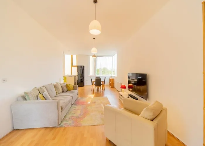 Pass The Keys - Spacious Flat, Royal Docks, London