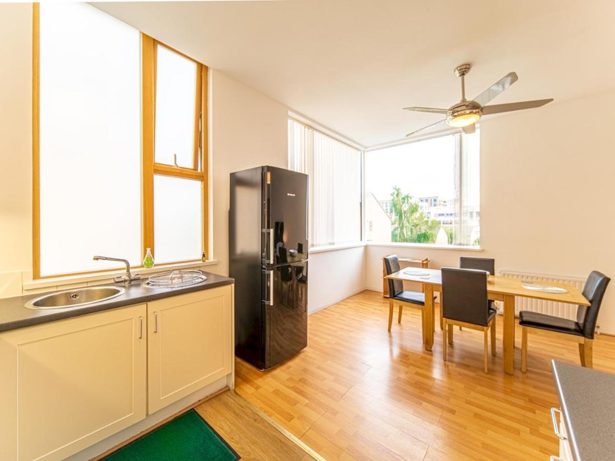 Pass The Keys - Spacious Flat, Royal Docks,
