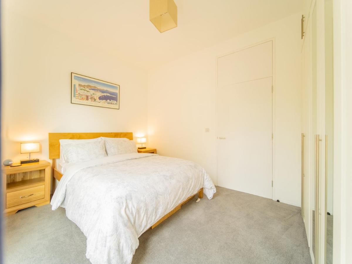 Pass The Keys - Spacious Flat, Royal Docks,